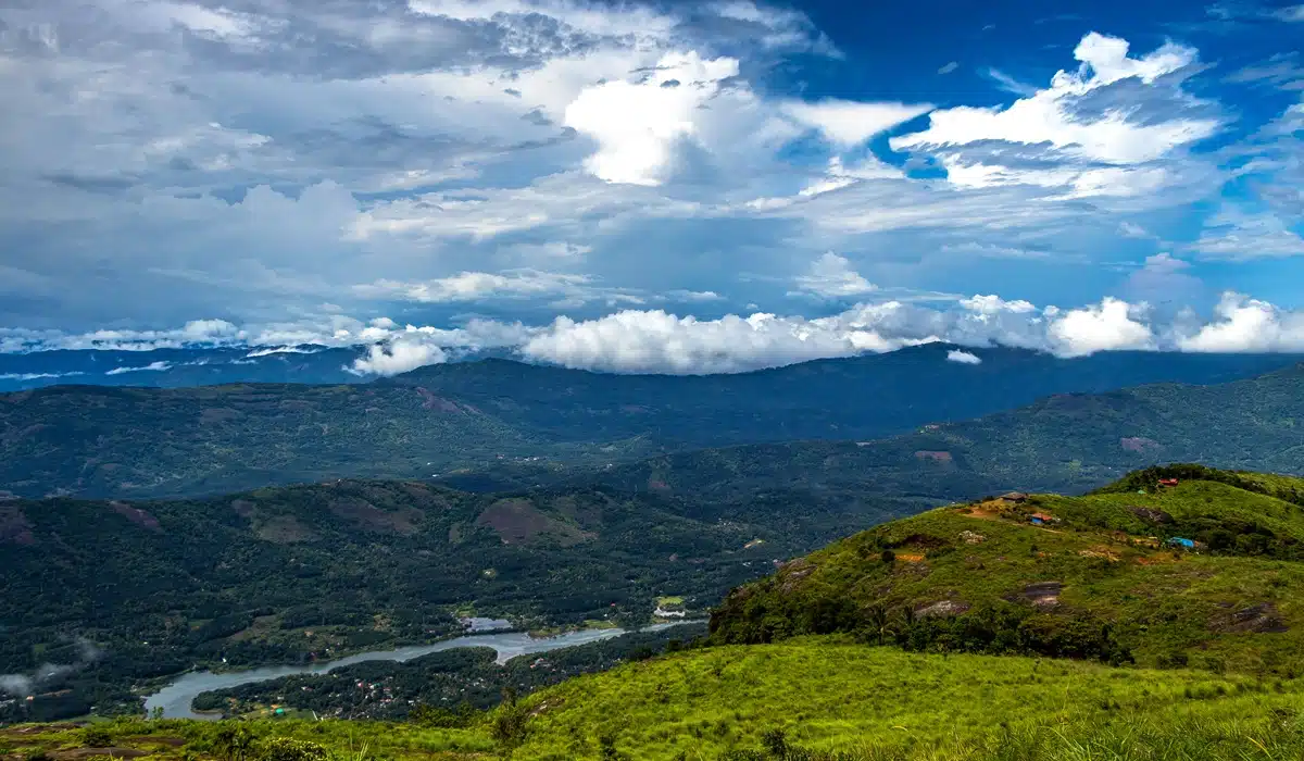 Ilaveezhapoonchira