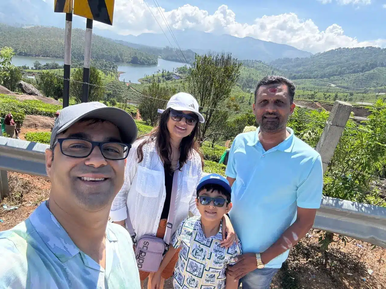 Kerala Taxi Chauffeur with customers at Munnar hillstation